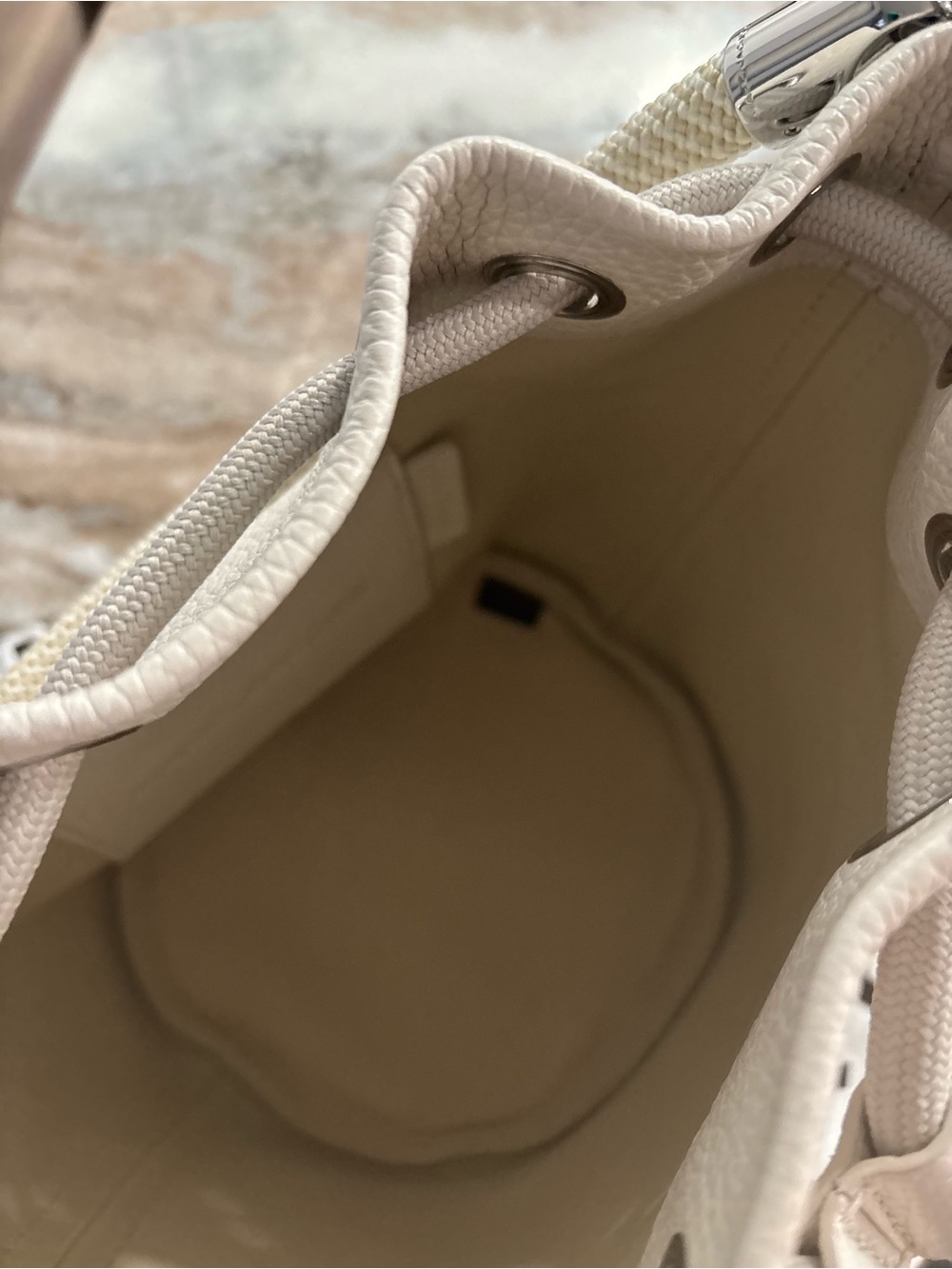 Marc Jacobs Cream Pebbled Leather Drawstring Bucket Bag - Picture 3 of 6